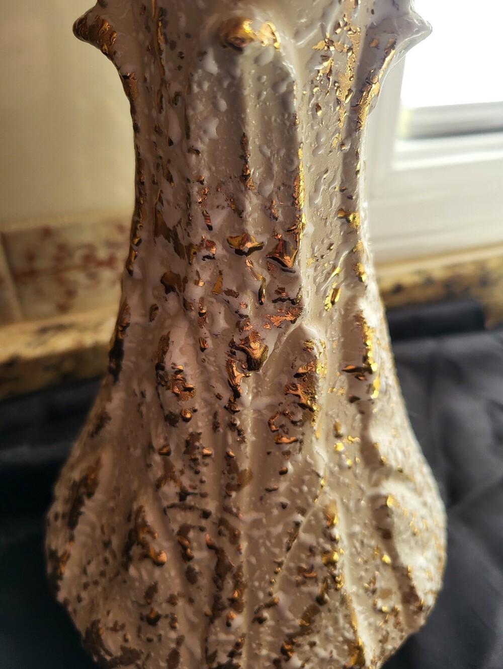 Savory China 12 In. Vase With 24 Kt. Splattered Gold Throughout. - Picture 7 of 16